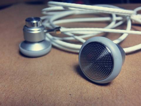 Χαραγμένο πιάτο στο ακουστικό για να αποτρέψει τη σκόνη χωρίς καταστροφή του ήχου
