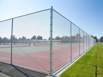 Σώμα-ντυμένος φράκτης γηπέδων αντισφαίρισης με τις διπλές πύλες.