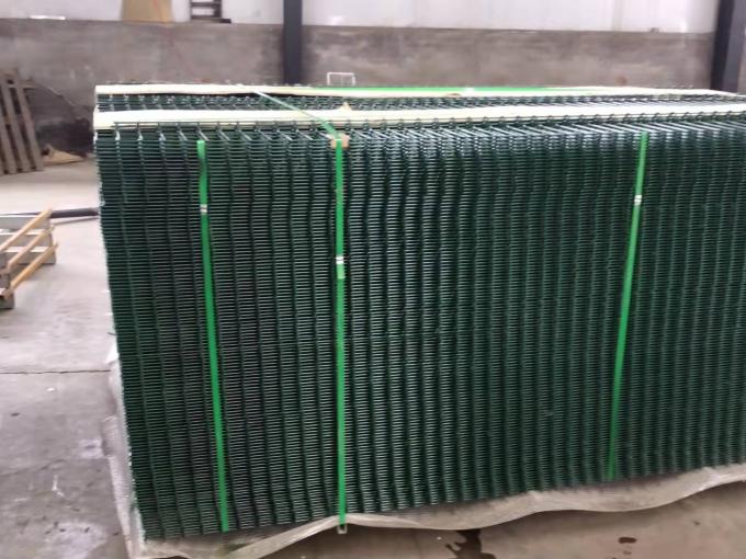 πράσινος χρωματισμένος κυρτός φράκτης πλέγματος panles