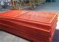 Κόκκινη προσωρινή περίφραξη πλέγματος με τα πλαστικά πόδια και τα πόδια σιδήρου για το εργοτάξιο οικοδομής