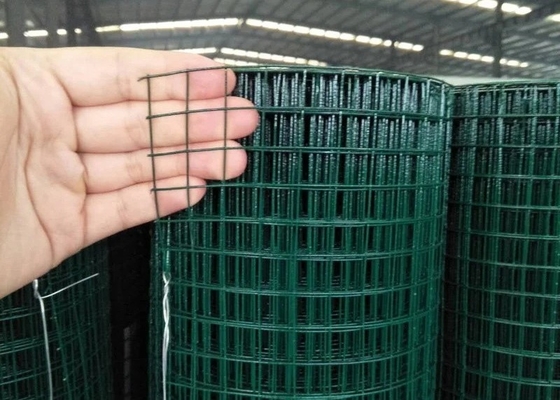 Το πράσινο PVC 2x2 έντυσε τα ενωμένα στενά κλουβιά φρουράς και ντοματών μηχανημάτων πλέγματος καλωδίων