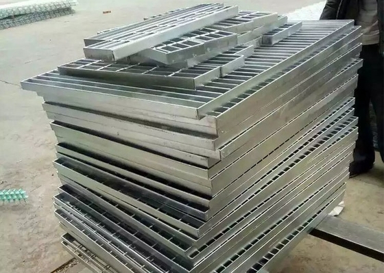 1005 X 600 Lb Ζεστό βουτηγμένο γαλβανισμένο στρώμα δαπέδου και στρώμα σκαλοπάτι για υπεράκτια