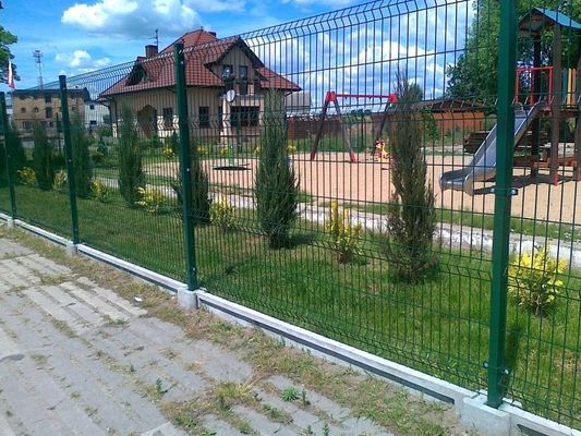 Περιφέρεια ασφαλείας κήπου 0,4mm Κουρφοποιημένο μεταλλικό φράχτη 3d Wire Mesh Peach Shape Post
