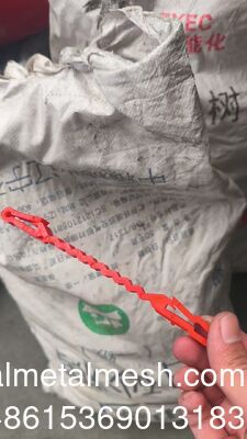 Κόκκινα πλαστικά στηρίγματα που τοποθετούνται ανάμεσα στο συρματόπλεγμα τύπου συναυλίας και το σύρμα