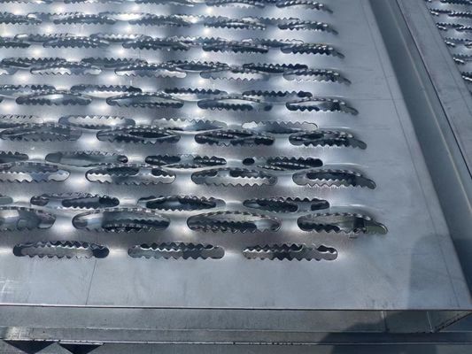 2mm στρογγυλό τρυπών κιγκλίδωμα χάλυβα πιασιμάτων γαλβανισμένο δοκός στέγης για τα EN πρότυπα πλατφορμών σκαλοπατιών